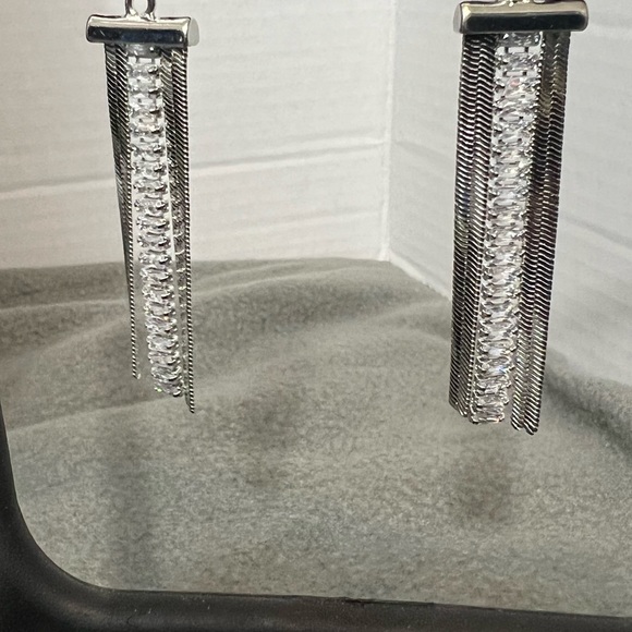 Glamorous Necklace and Earrings set. - Picture 3 of 9